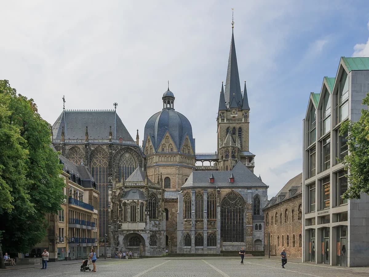 Aachen: ein karolingischer Oktogon-Dom mit vergoldeter Kuppel