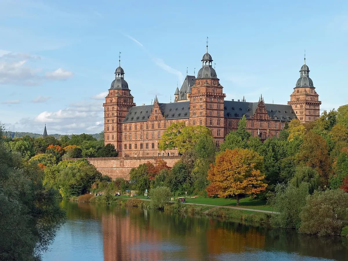 Aschaffenburg: ein Renaissanceschloss aus rotem Sandstein mit vier Ecktürmen am Main