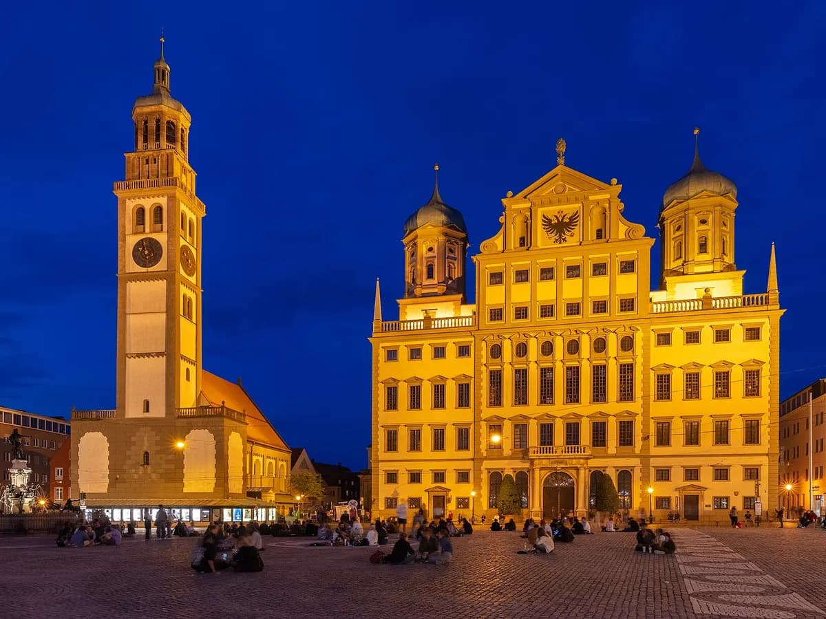 Augsburg: ein Renaissance-Rathaus mit Zwiebeltürmen neben einem hohen Perlachturm