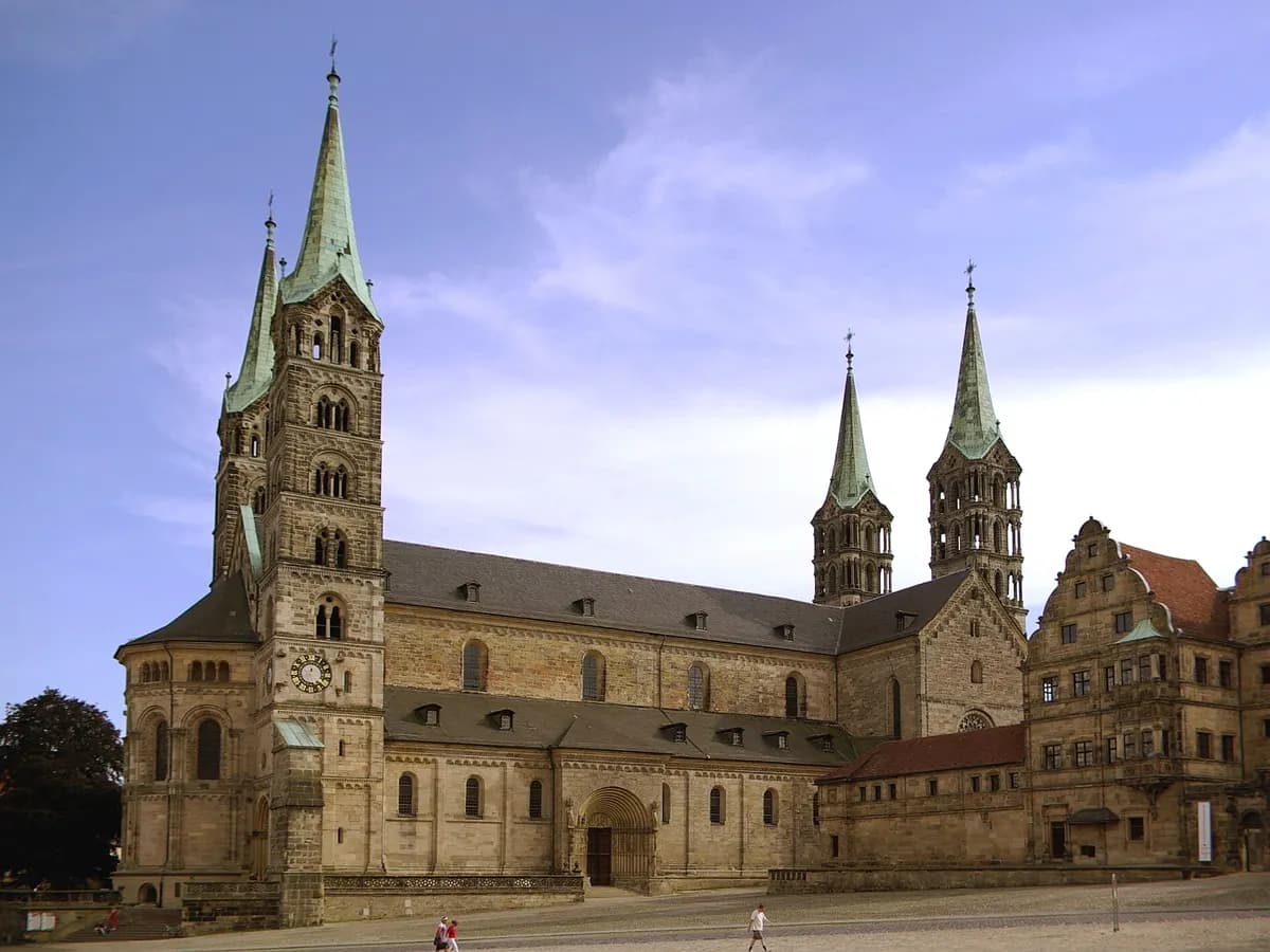 Bamberg: ein Kaiserdom mit vier Türmen über der Bergstadt