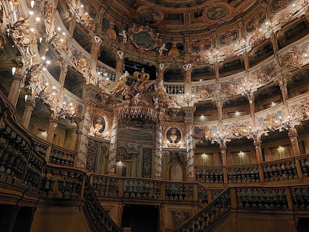 Bayreuth: ein barockes Opernhaus mit reich geschnitztem Innenraum aus Holz