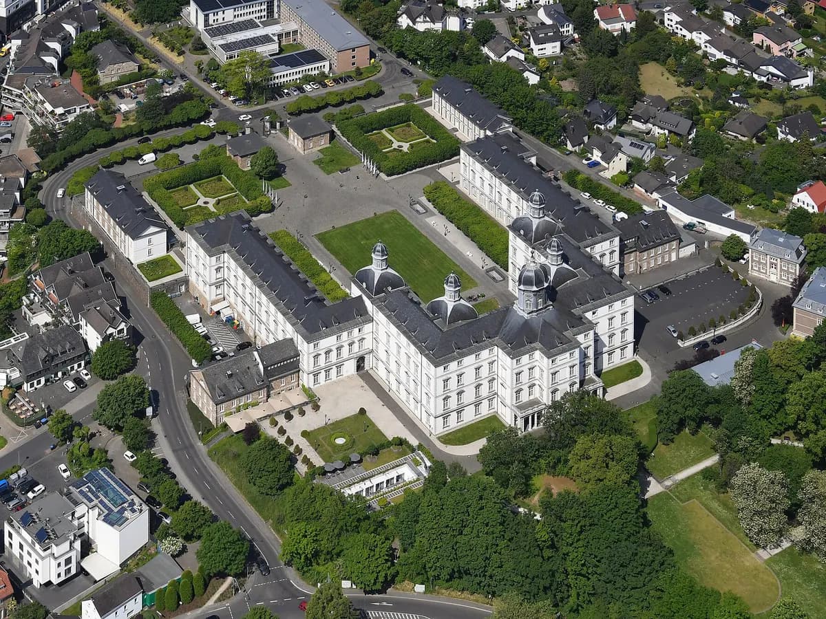 Bergisch Gladbach: ein barockes Schloss mit doppelter Freitreppe und Terrassen