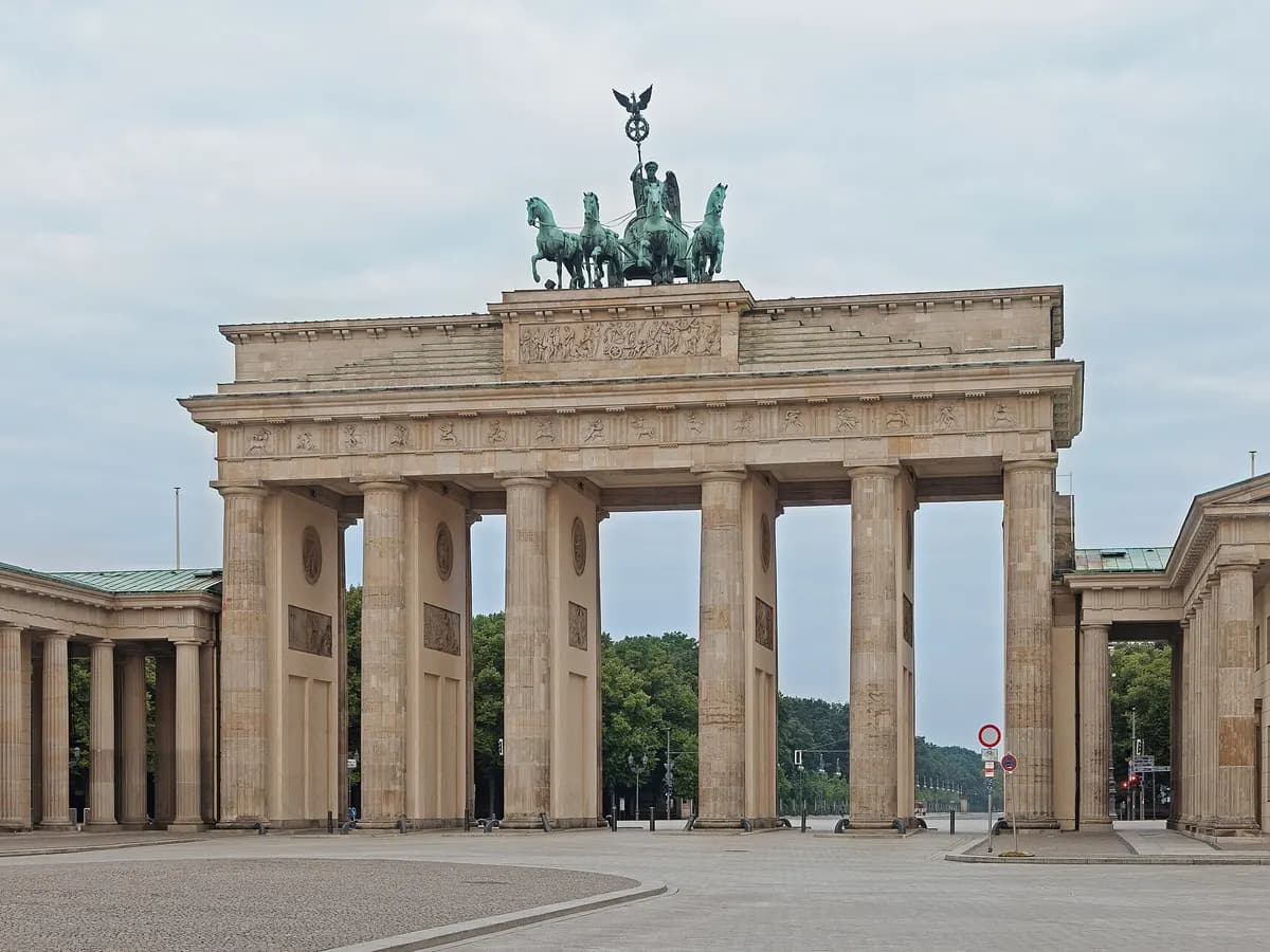 Berlin: ein neoklassizistisches Stadttor mit sechs Säulen und der Quadriga obenauf