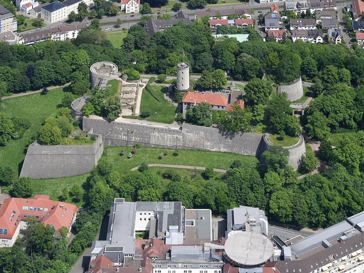 Bielefeld: eine Burganlage mit rundem Bergfried über der Stadt