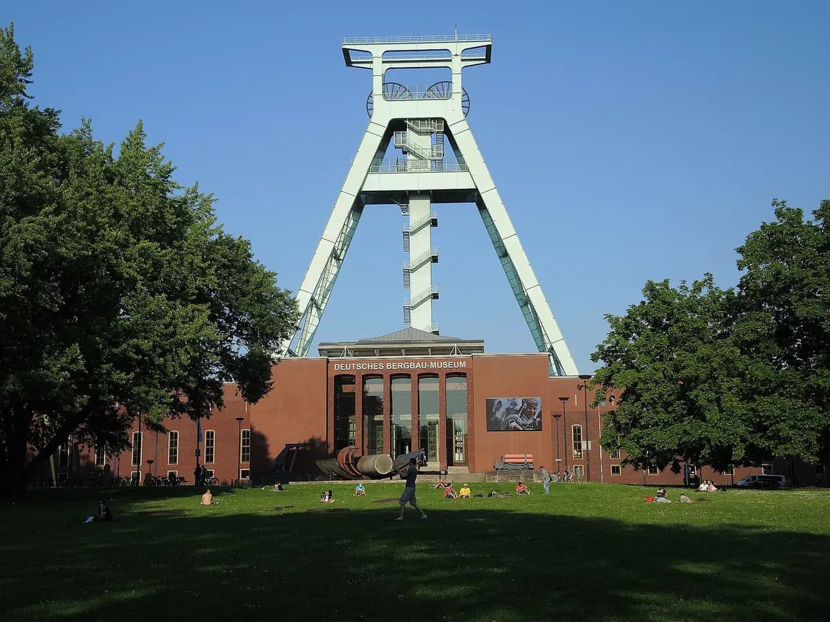 Bochum: ein stählernes Fördergerüst über einem Museumsbau