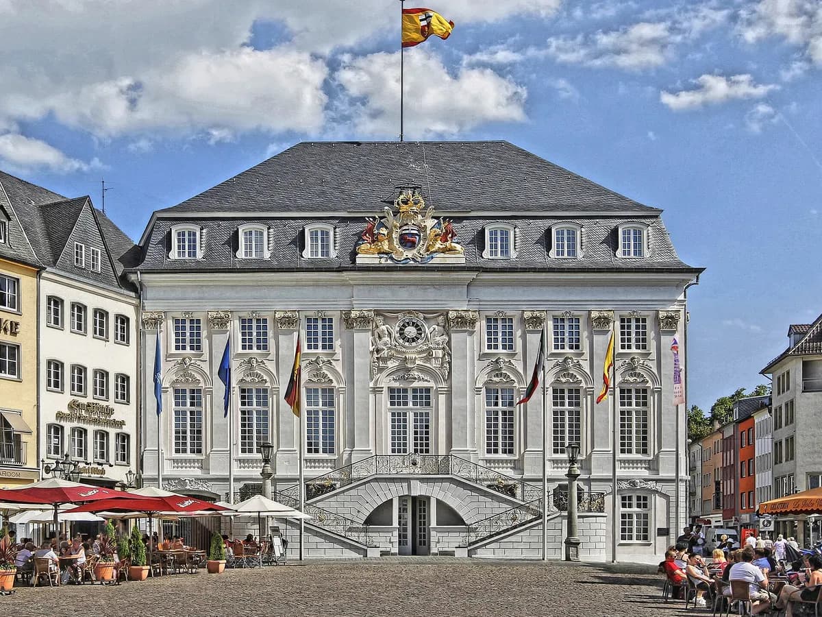 Bonn: ein rosa-goldenes Barockrathaus mit doppelter Freitreppe am Markt
