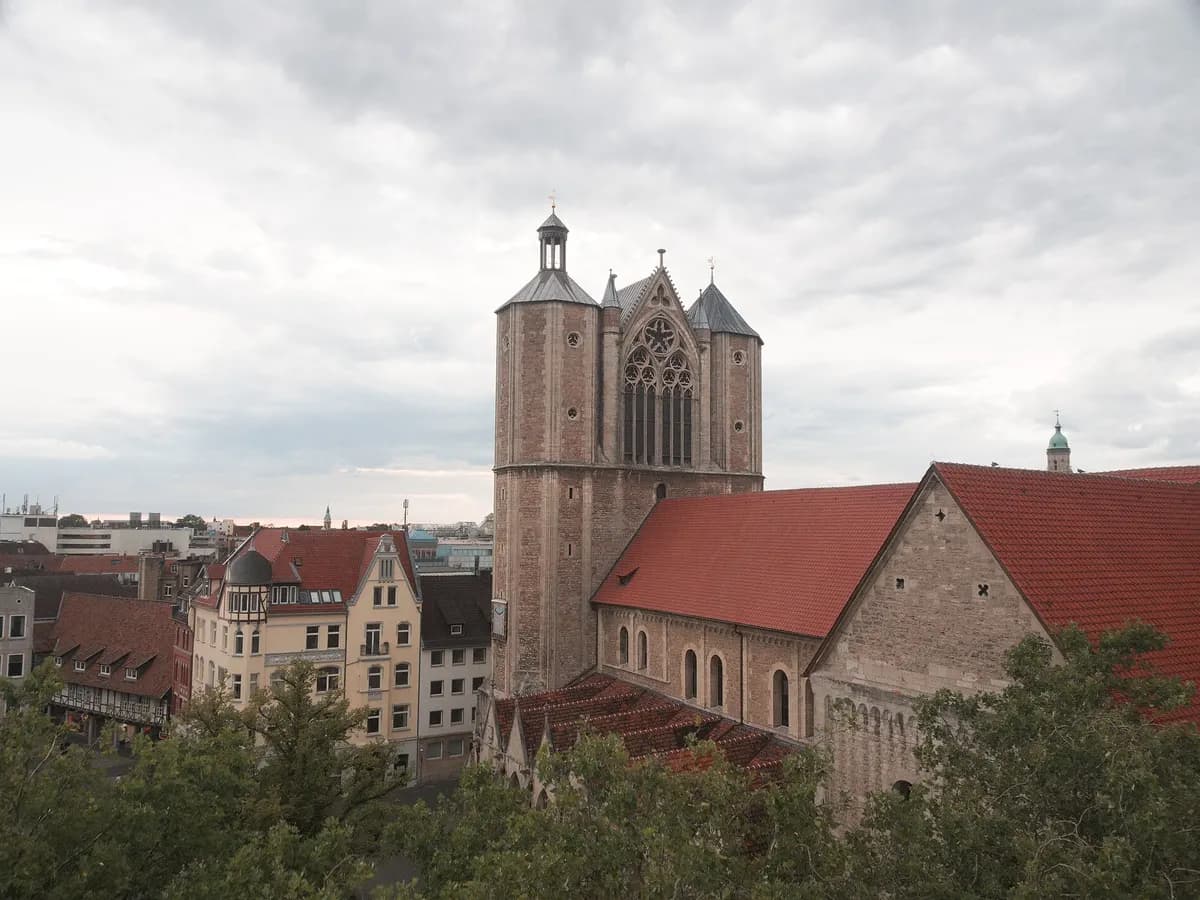 Braunschweig: ein romanischer Dom mit zwei Türmen, davor ein bronzener Löwe