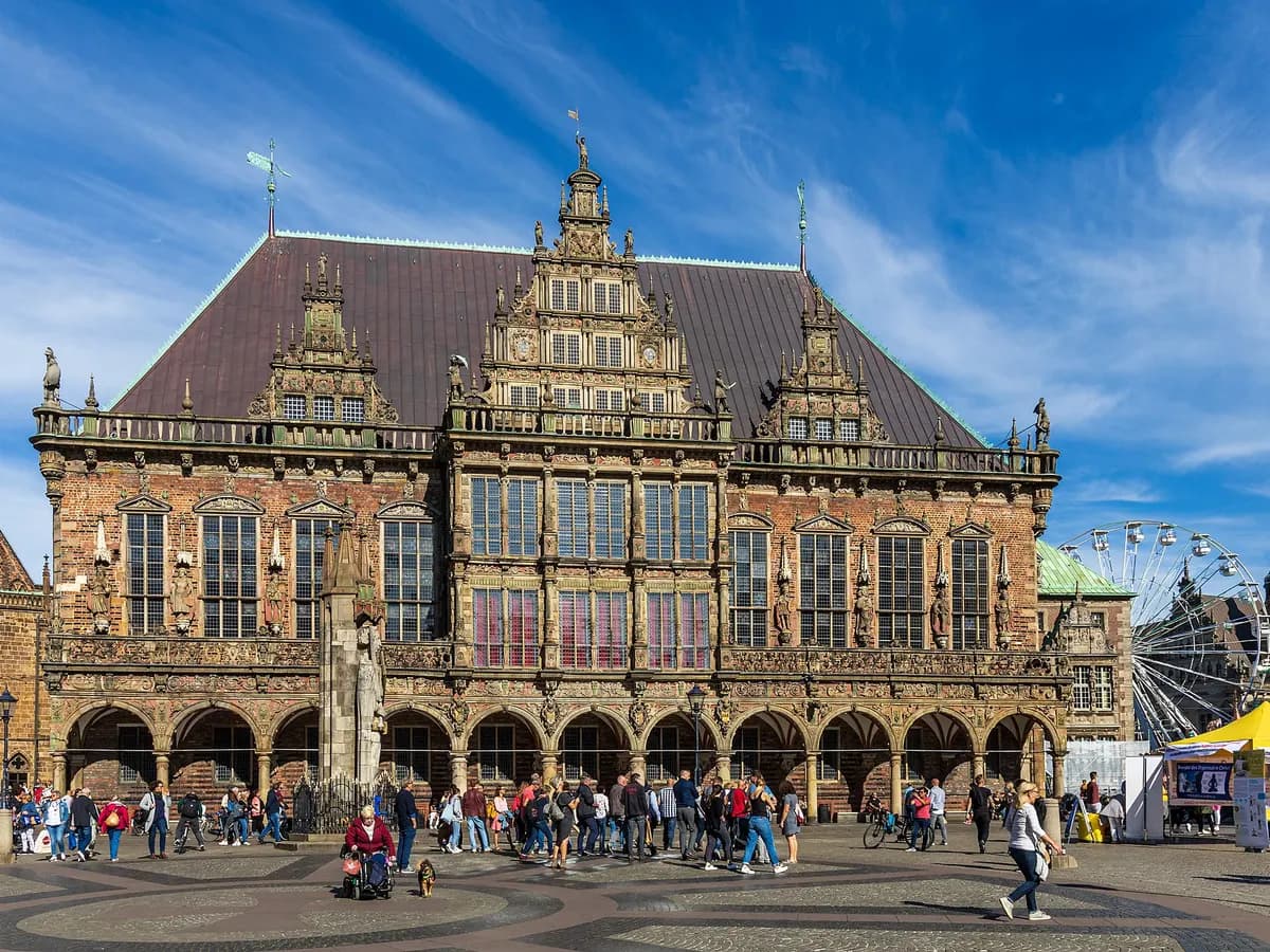 Bremen: ein Renaissance-Rathaus mit reich verzierter Schaufassade am Marktplatz