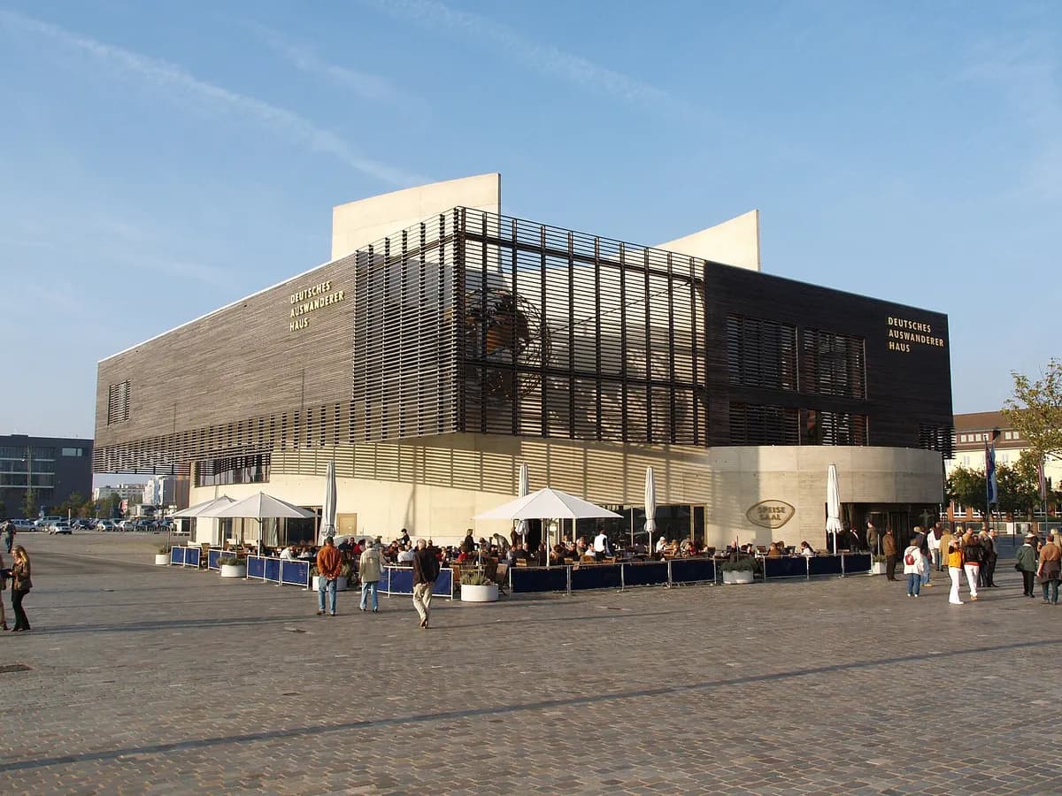 Bremerhaven: ein modernes Museumsgebäude am Wasser, das die Auswanderung erzählt