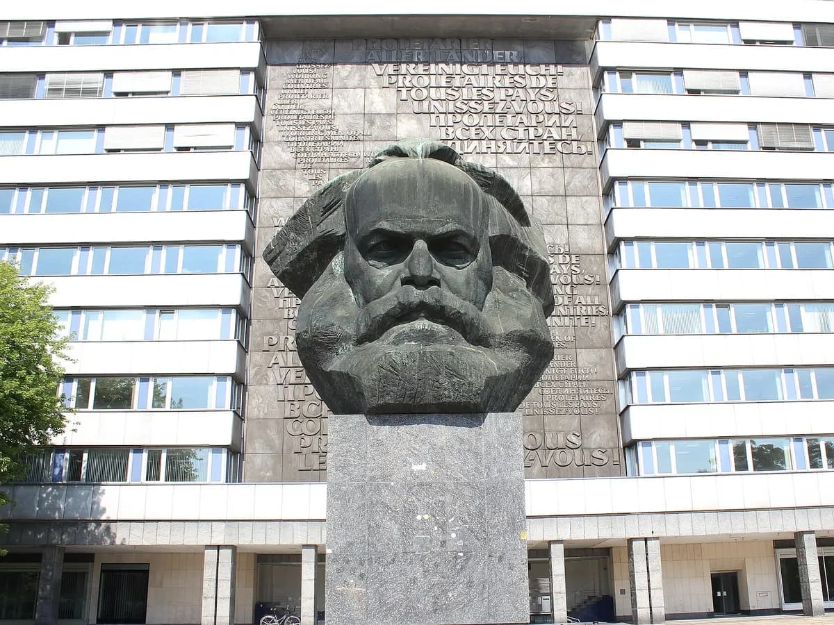 Chemnitz: ein überlebensgroßer bronzener Porträtkopf vor einer Wand mit Schriftzug