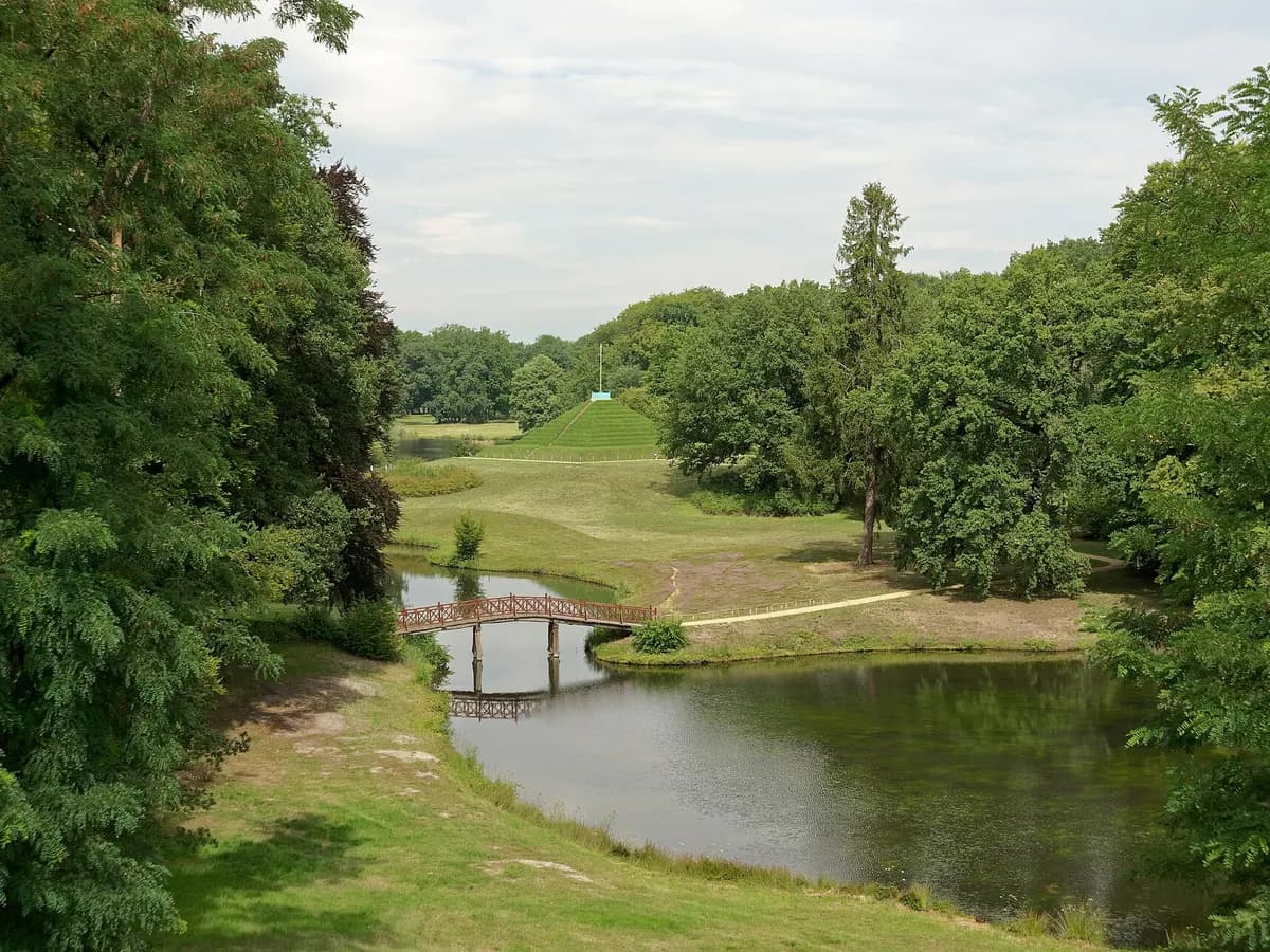 Cottbus: ein Landschaftspark mit Erdpyramide und Wasserflächen