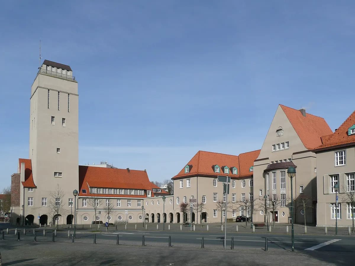 Delmenhorst: ein Rathaus im Stil der Reformarchitektur mit Turm und Marktplatz