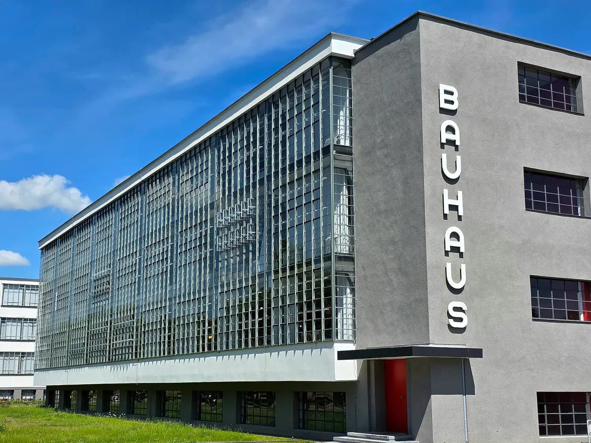 Dessau-Roßlau: ein Bauhausbau aus Glas und Beton mit vertikalem Schriftzug