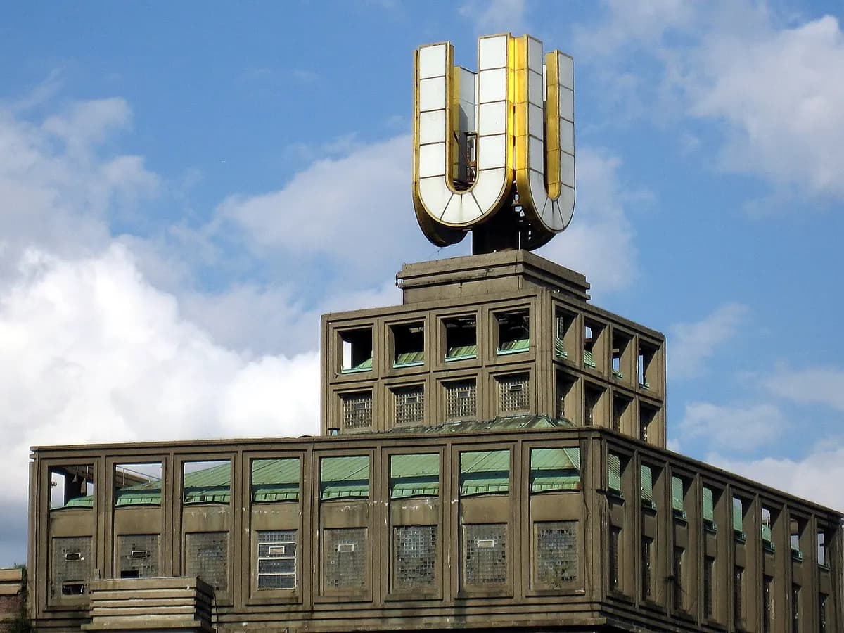 Dortmund: ein umgebauter Brauereiturm mit leuchtendem Buchstaben auf dem Dach