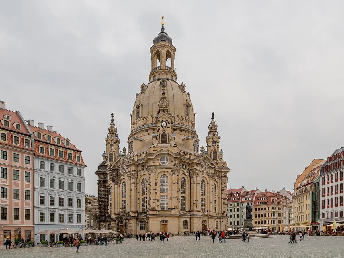 Dresden: eine barocke Kuppelkirche aus Sandstein über dem Neumarkt