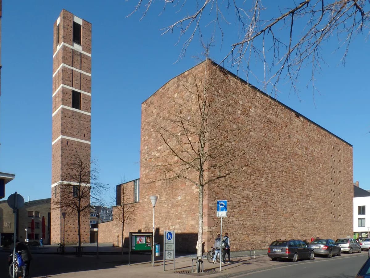 Düren: eine moderne Kirche aus Bruchstein mit hohem Glockenturm