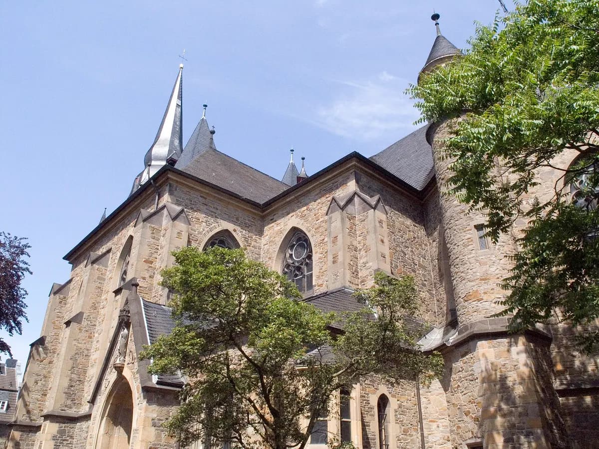 Ratingen: eine romanische Pfeilerbasilika mit wuchtigem Westturm