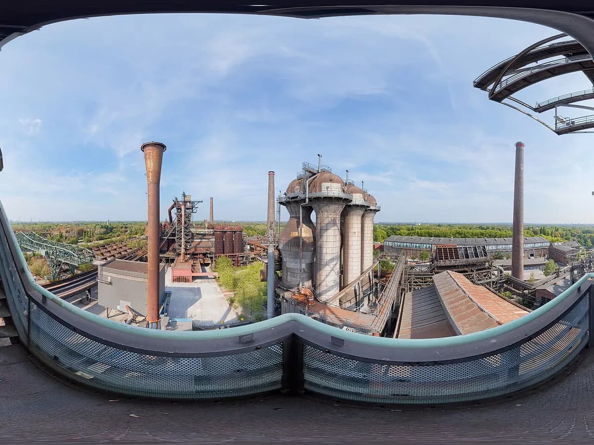Duisburg: ein stillgelegtes Hüttenwerk als Landschaftspark, Hochöfen zwischen Grün