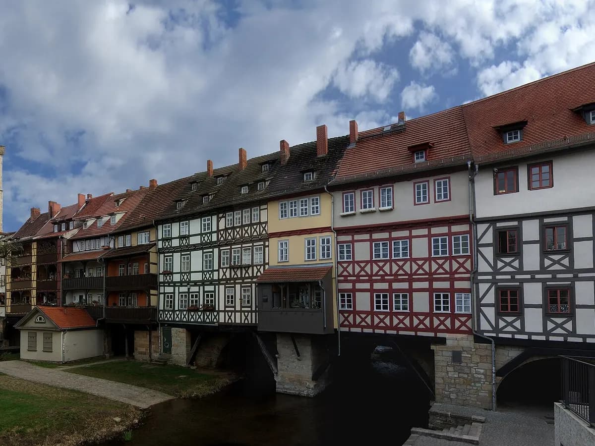 Erfurt: eine mittelalterliche Brücke, beidseitig durchgehend mit Häusern bebaut