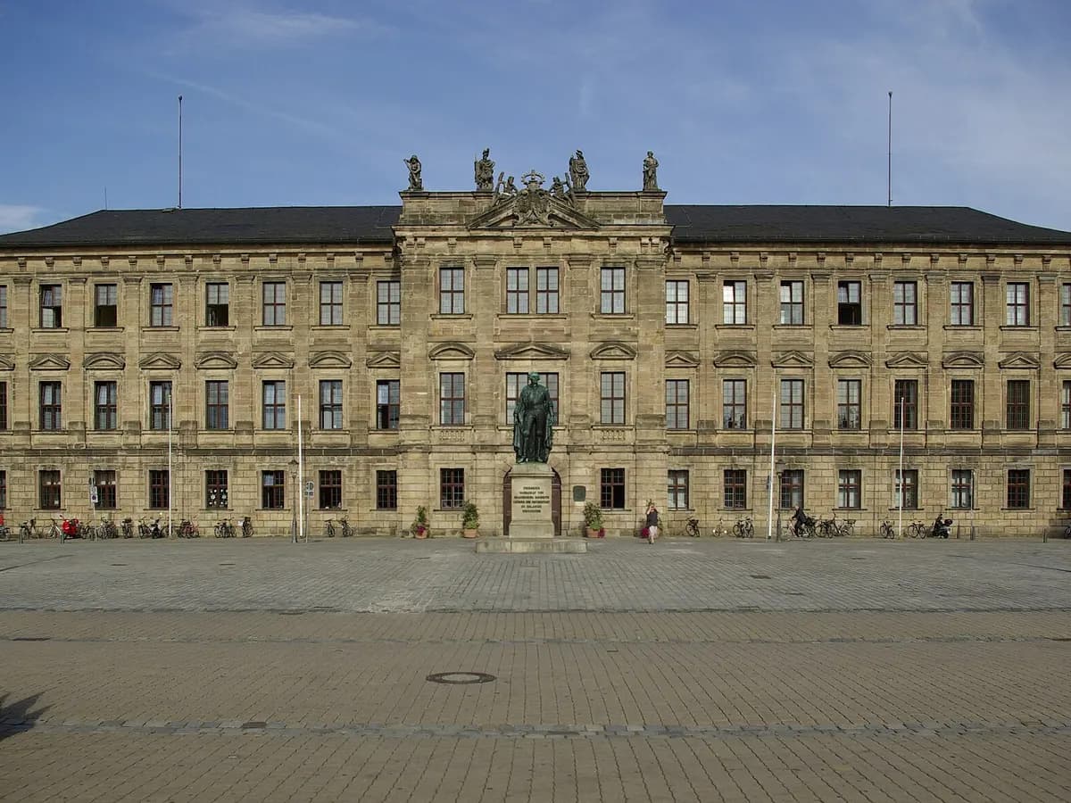 Erlangen: ein Markgrafenschloss aus dem Barock mit Schlossgarten