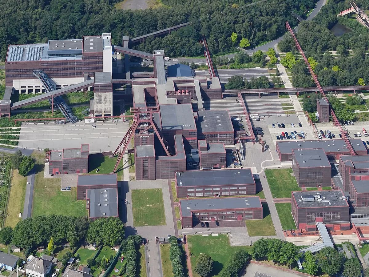 Essen: eine Zeche mit rotem Stahl-Fördergerüst und Backsteinhallen