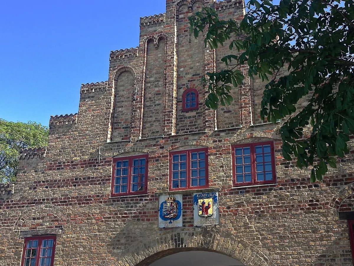 Flensburg: ein spätgotisches Stadttor aus Backstein mit Staffelgiebel