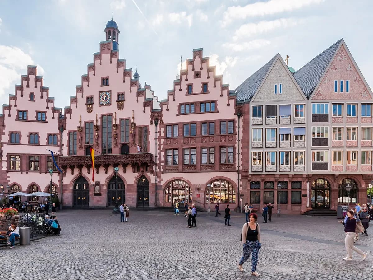 Frankfurt am Main: eine Reihe gestufter Giebelhäuser an einem Altstadtplatz, dahinter Hochhäuser