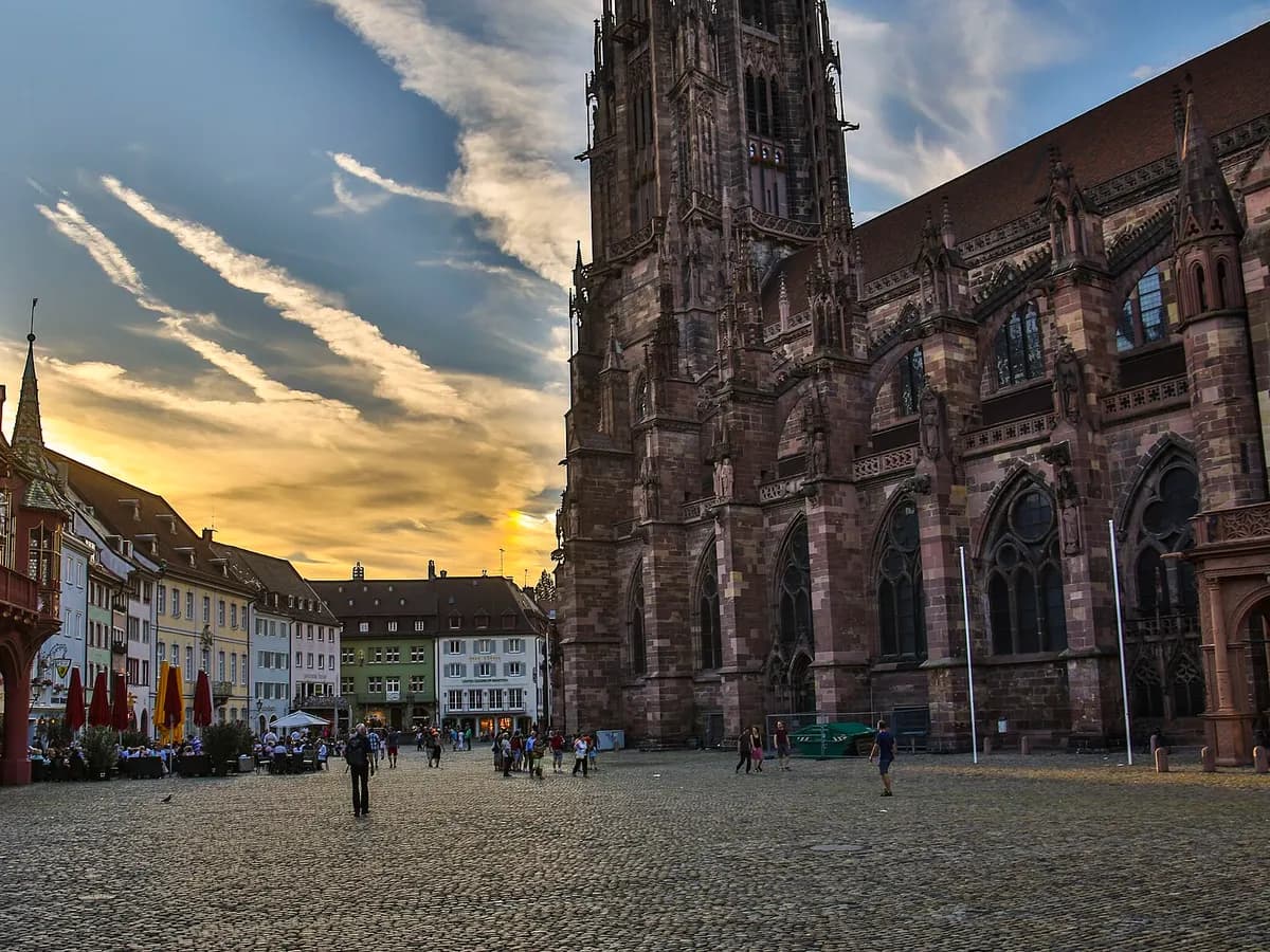 Freiburg im Breisgau: ein gotisches Münster mit durchbrochenem Turmhelm über dem Münsterplatz