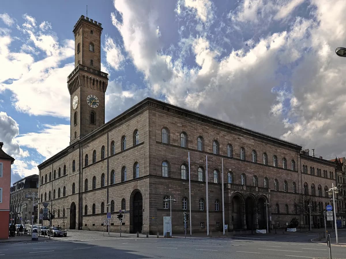 Fürth: ein Rathaus im italienischen Palaststil mit hohem Turm