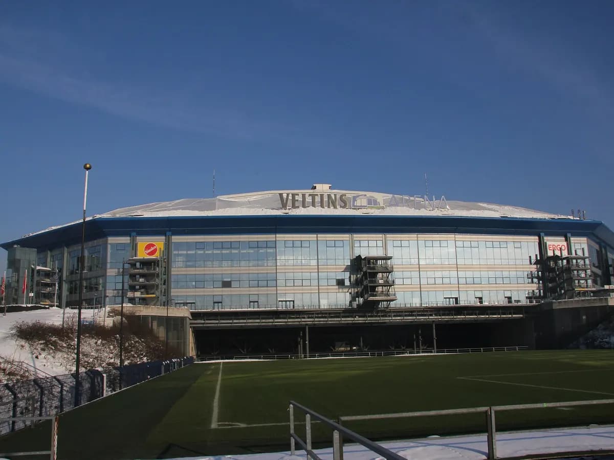 Gelsenkirchen: ein modernes Fußballstadion mit geschlossenem Dach