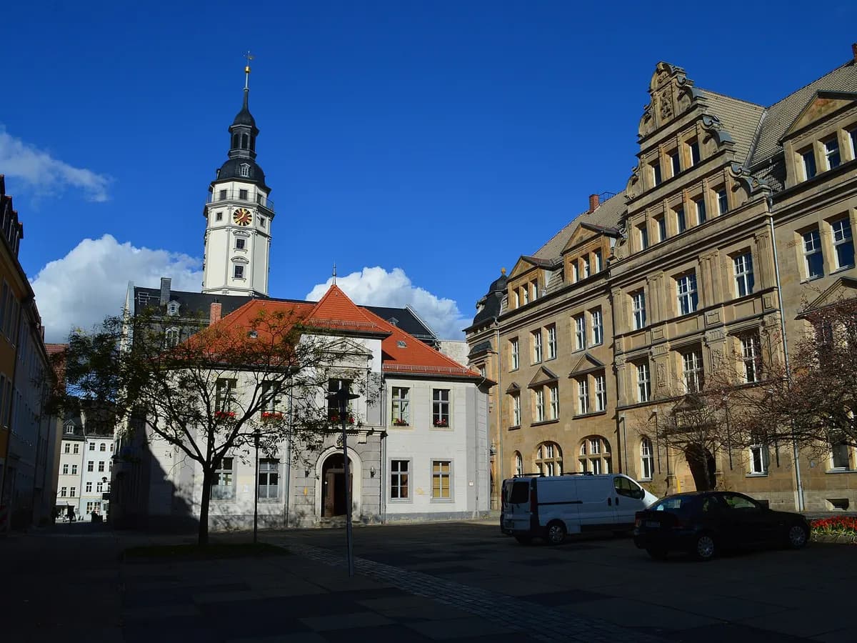 Gera: ein Renaissance-Rathaus mit hohem Turm und Freitreppe am Markt