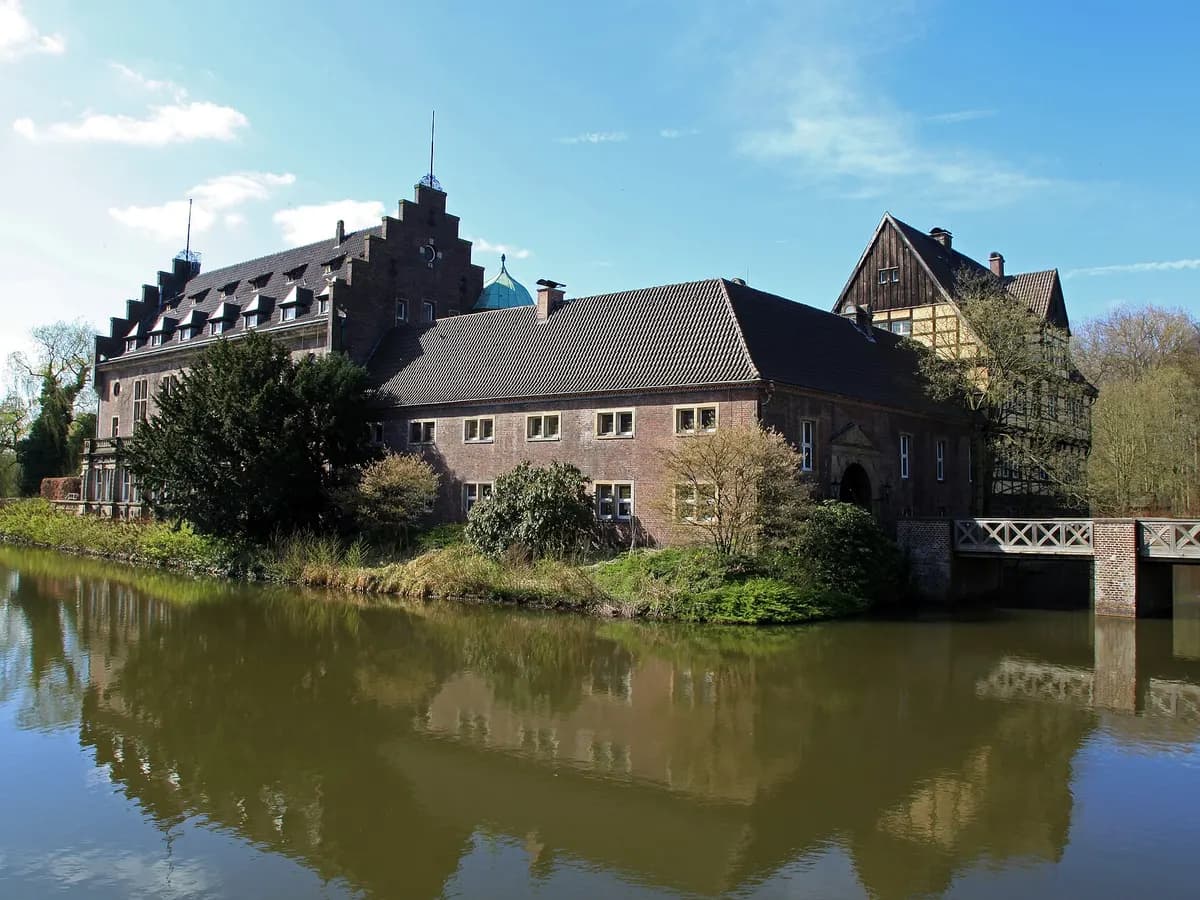 Gladbeck: ein Wasserschloss mit Gräfte in einem alten Parkgelände