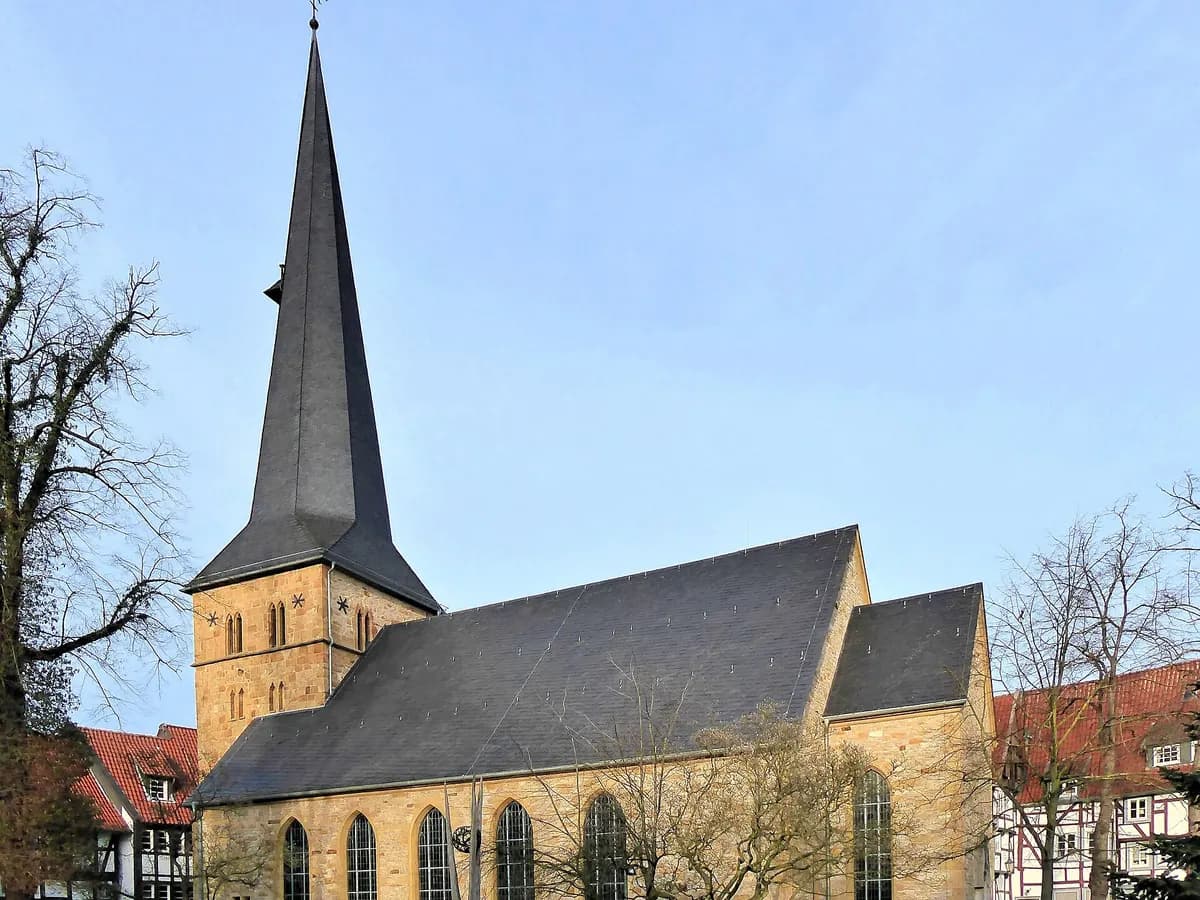 Gütersloh: eine neugotische Backsteinkirche mit hohem Spitzturm über der Altstadt