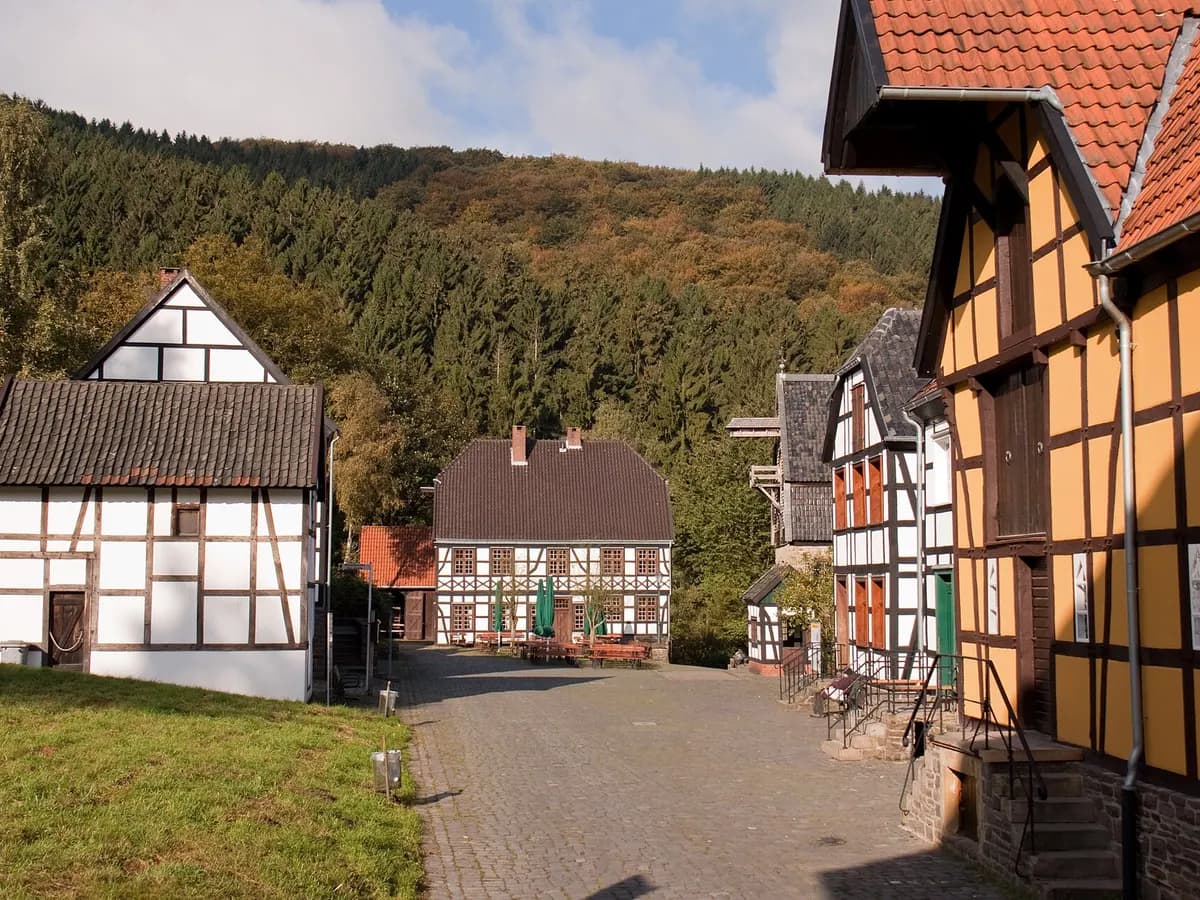 Hagen: ein Freilichtmuseum mit historischen Handwerksbetrieben in einem Tal