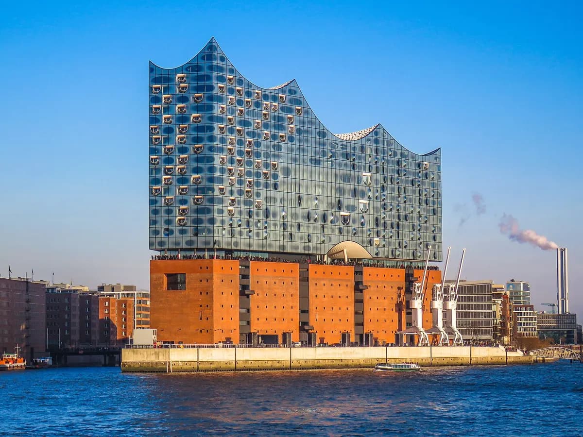 Hamburg: ein Konzerthaus aus Glas mit welliger Dachlinie auf einem alten Backsteinspeicher im Hafen