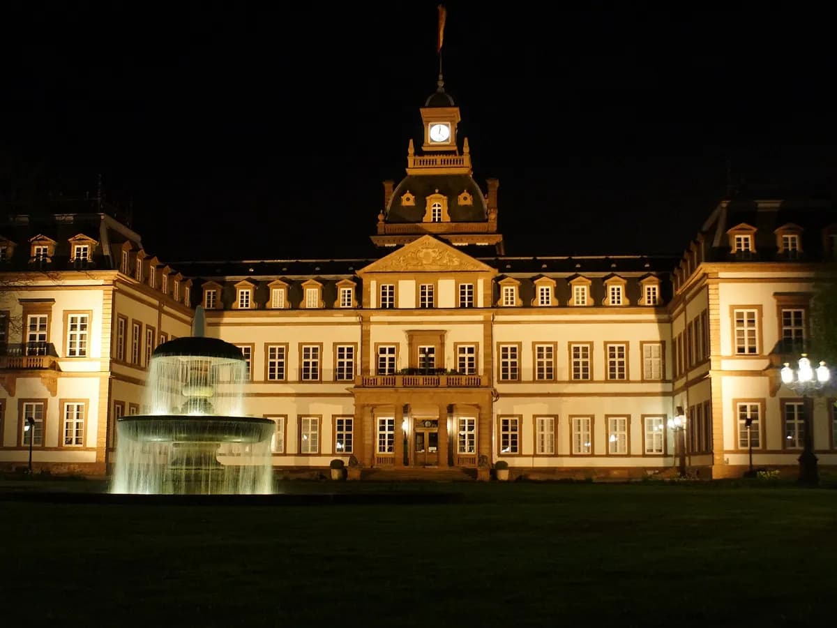 Hanau: ein barockes Schloss mit weißer Fassade und weitem Park am Main