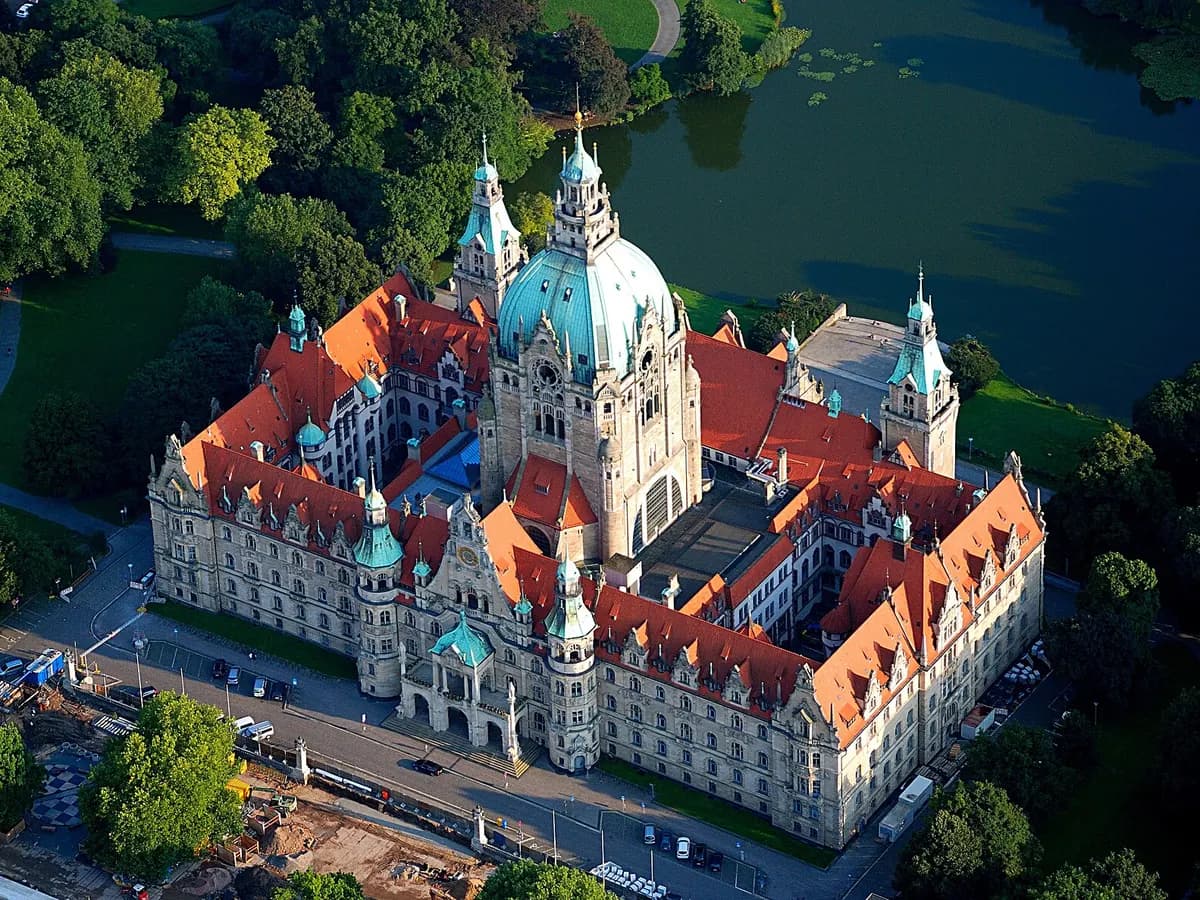 Hannover: ein Kuppelrathaus im Stil des Historismus, gespiegelt im Maschteich