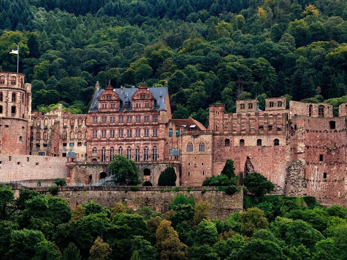 Heidelberg: eine Schlossruine aus rotem Sandstein über dem Neckartal