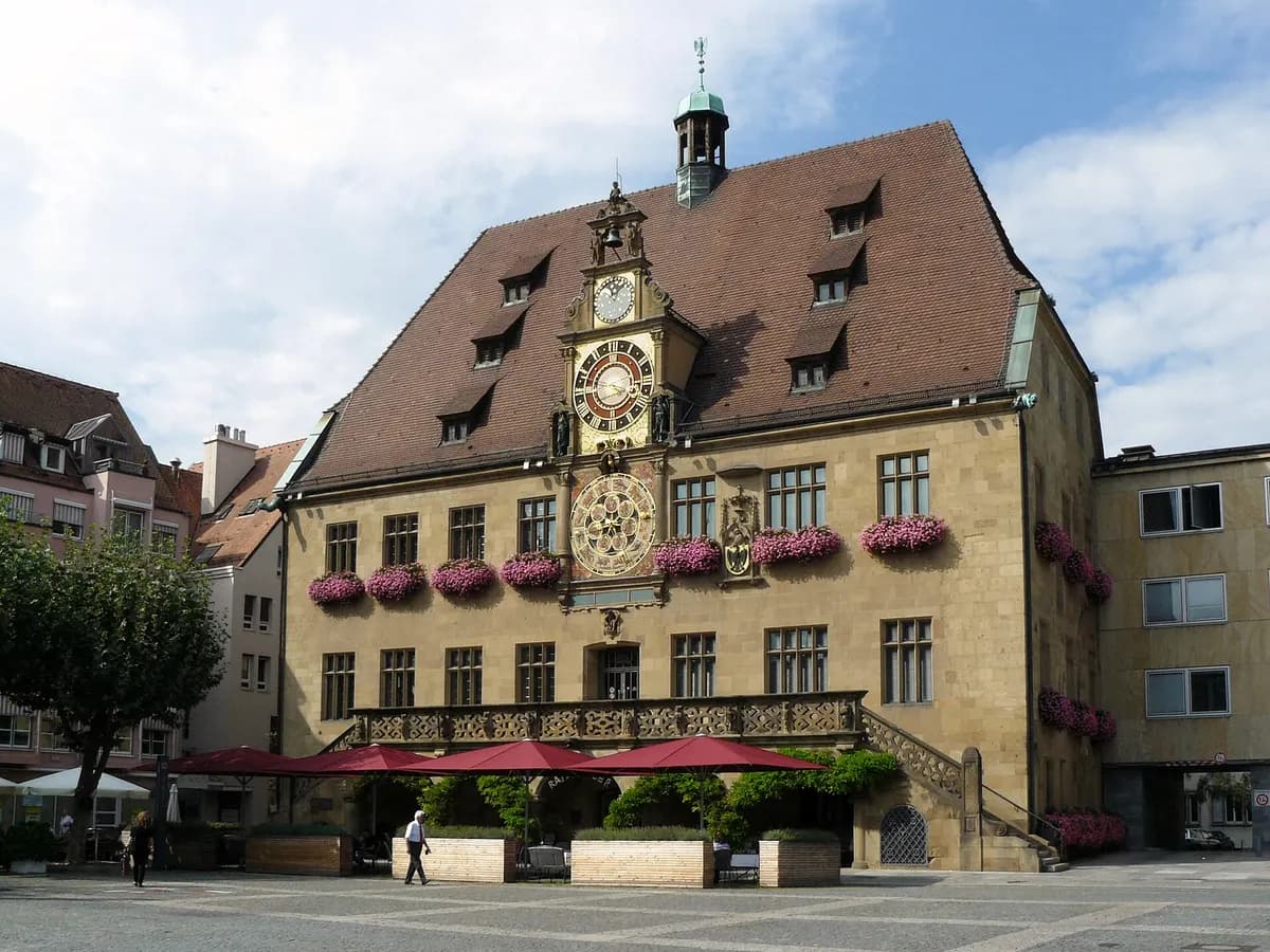 Heilbronn: ein Renaissance-Rathaus mit astronomischer Kunstuhr am Marktplatz