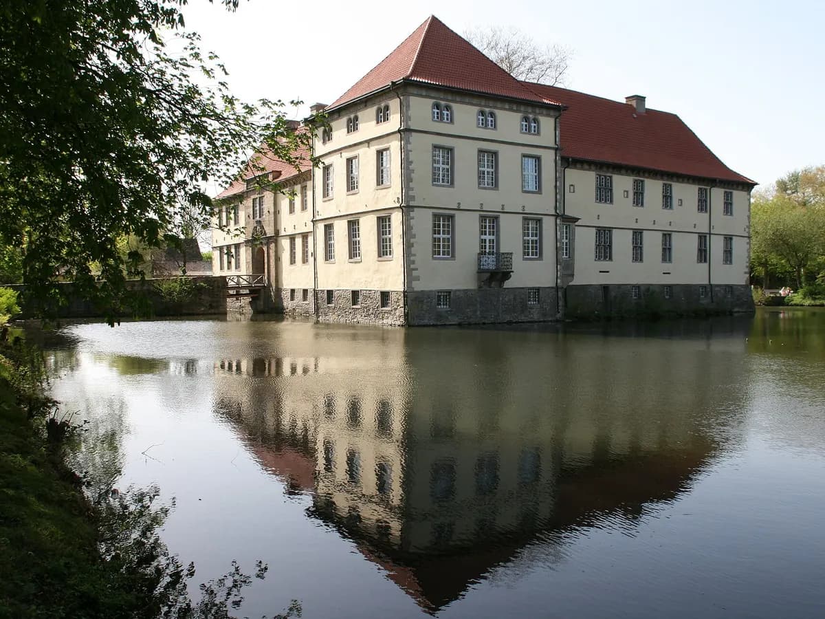Herne: ein Wasserschloss mit Gräfte und barockem Herrenhaus