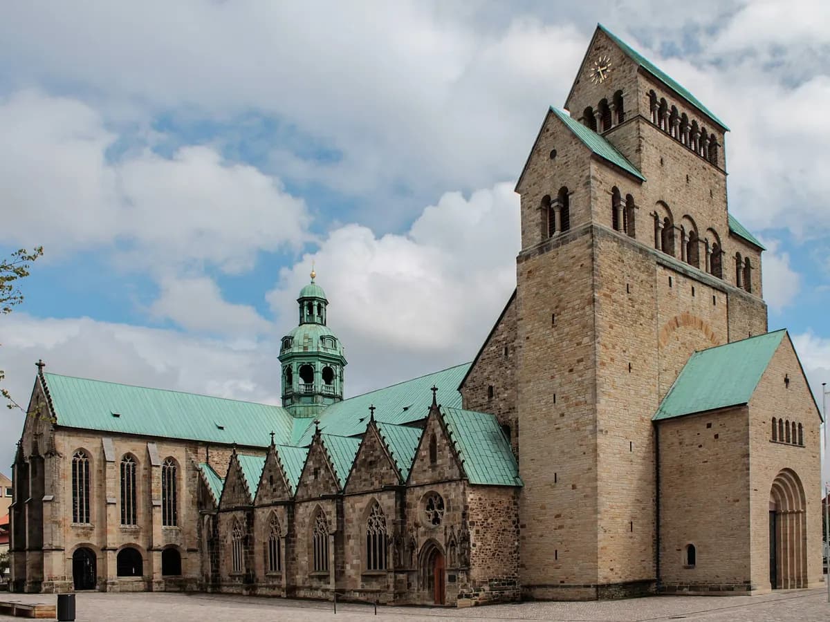 Hildesheim: ein romanischer Dom mit tausendjährigem Rosenstock am Chor