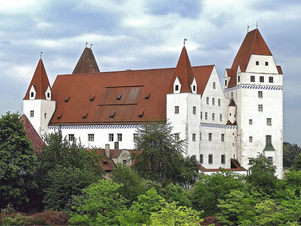 Ingolstadt: ein spätgotisches Herzogsschloss mit Ecktürmen an der Donau