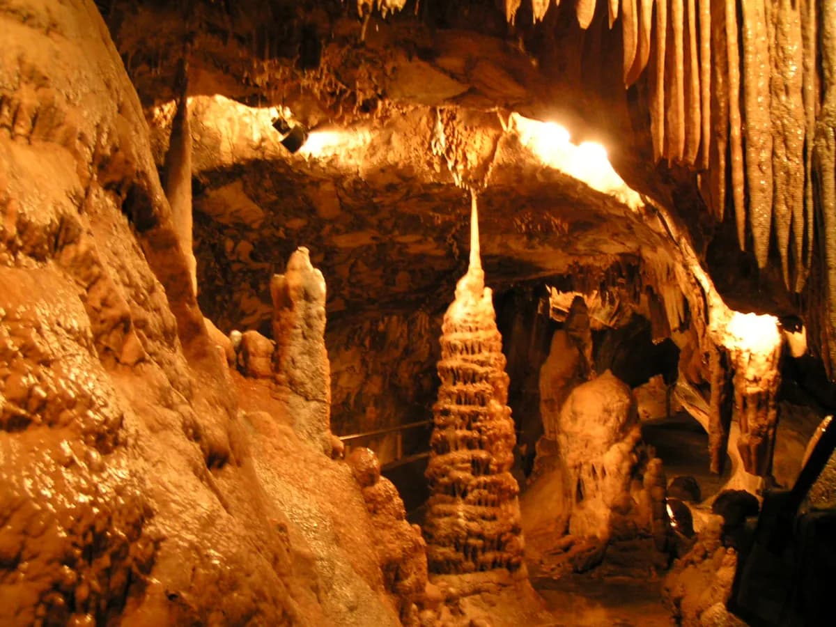 Iserlohn: eine begehbare Tropfsteinhöhle im Sauerland