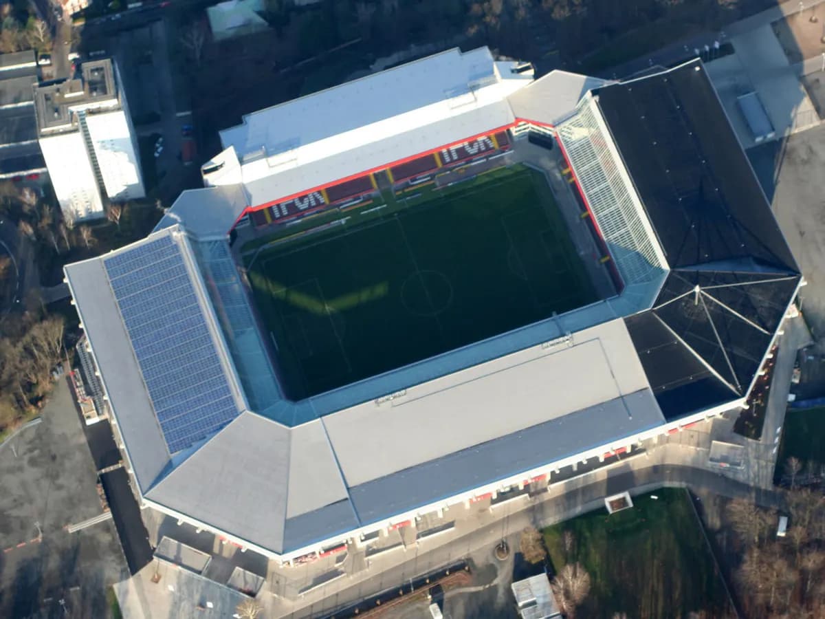Kaiserslautern: ein großes Fußballstadion auf dem Betzenberg über der Stadt