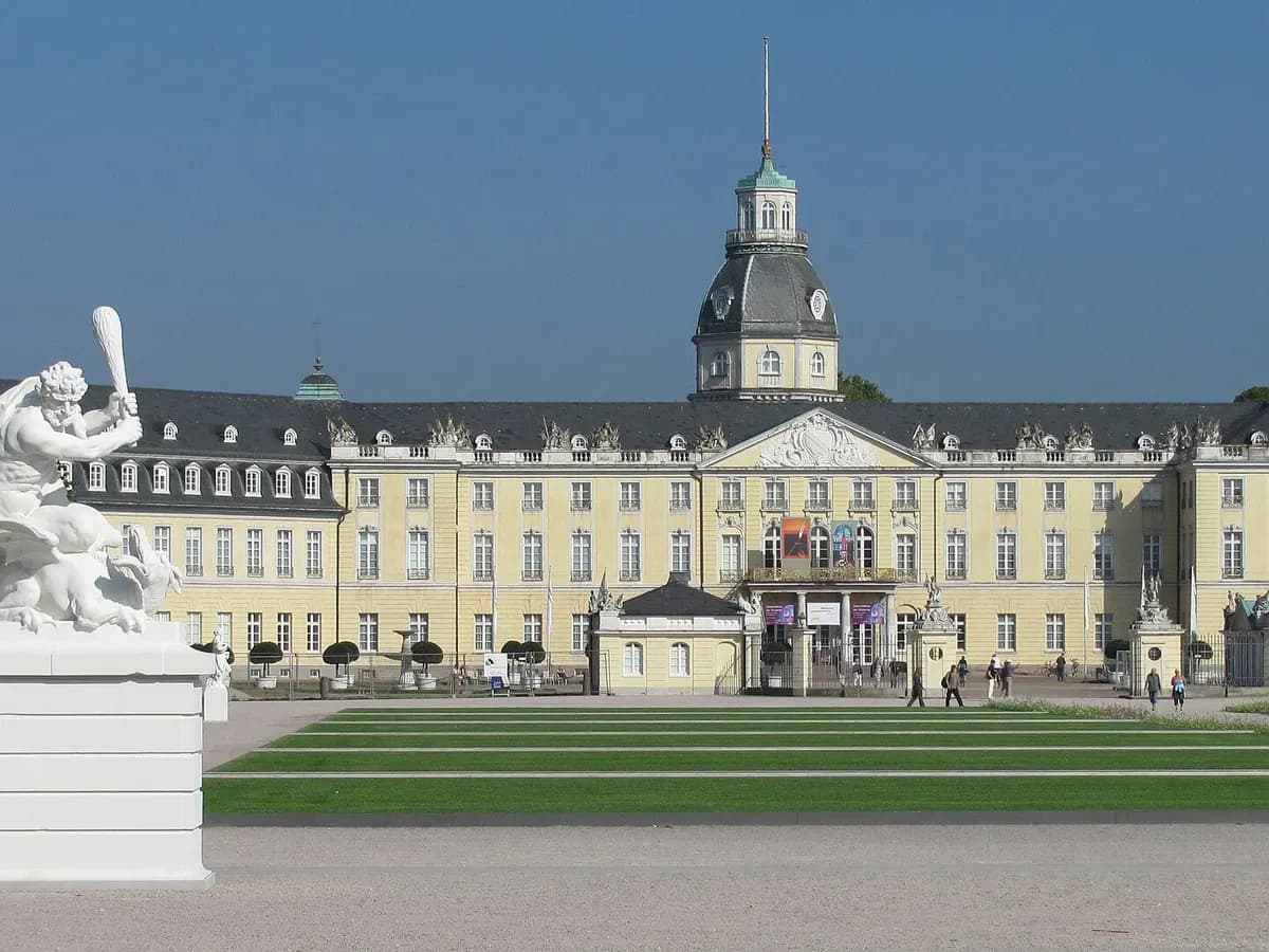 Karlsruhe: ein Barockschloss, von dem die Straßen fächerförmig ausgehen