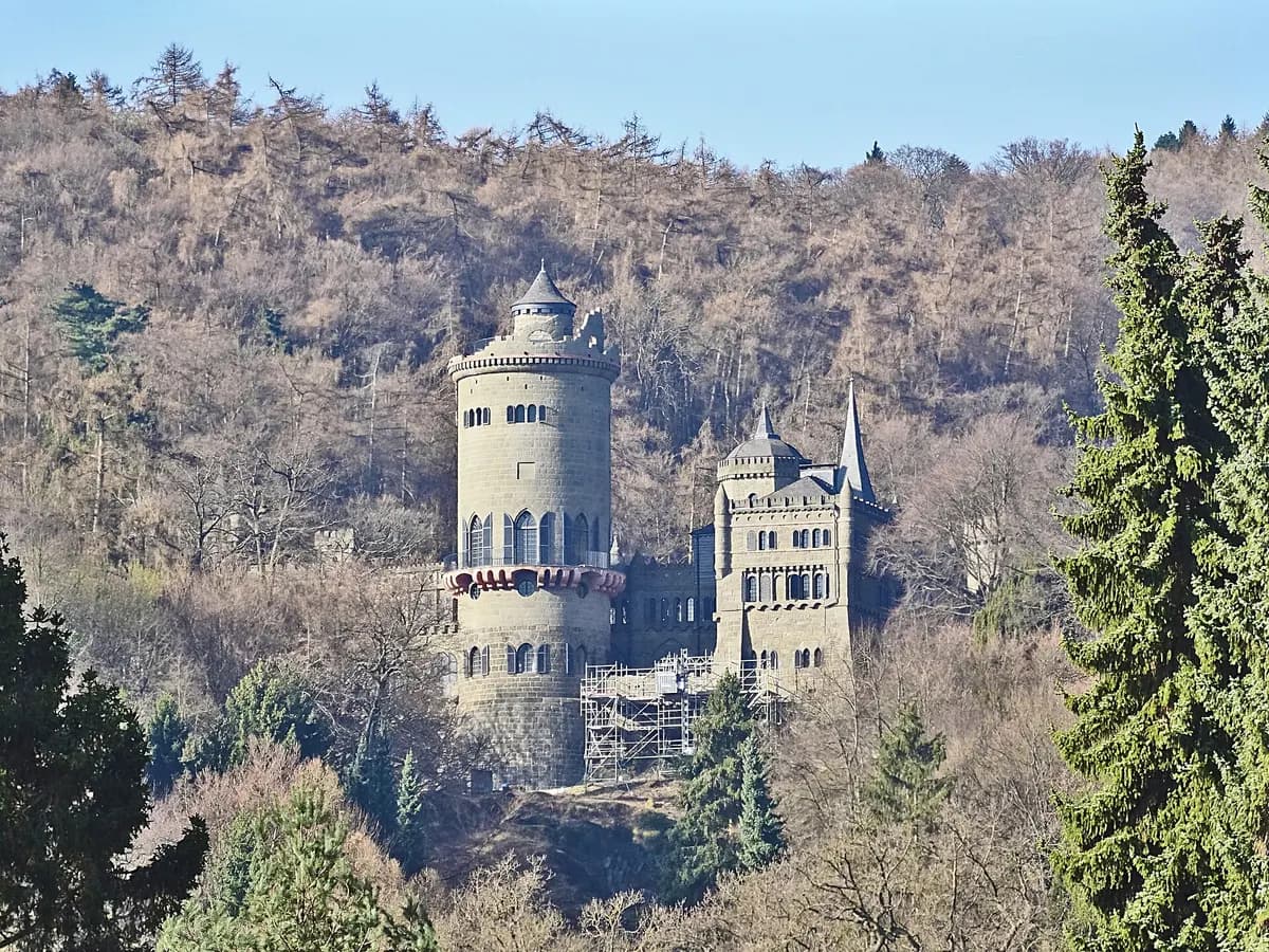Kassel: ein Bergpark mit Herkulesmonument über einer Wasserkaskade
