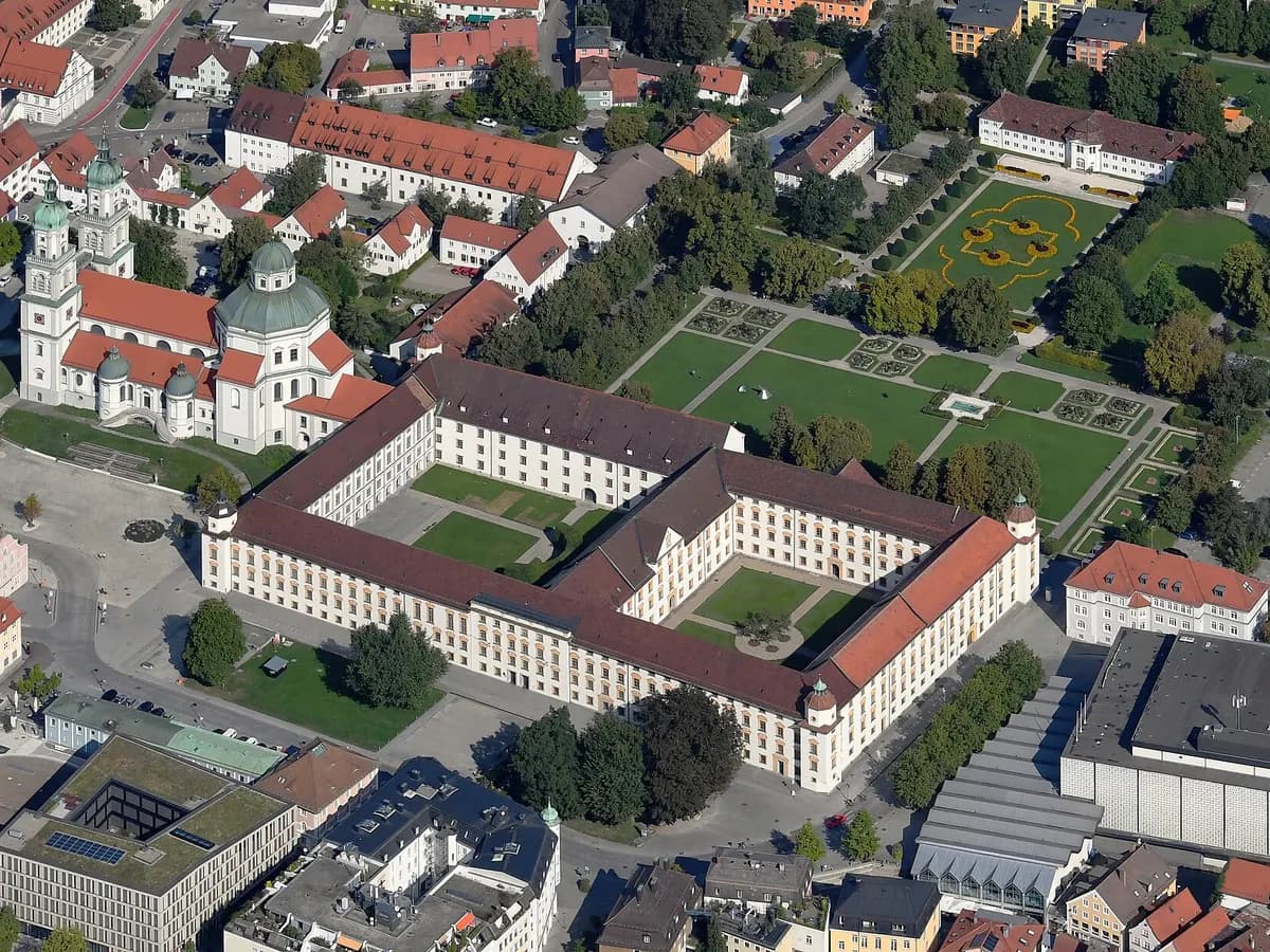 Kempten (Allgäu): eine fürstäbtliche Residenz aus dem Barock mit Basilika daneben