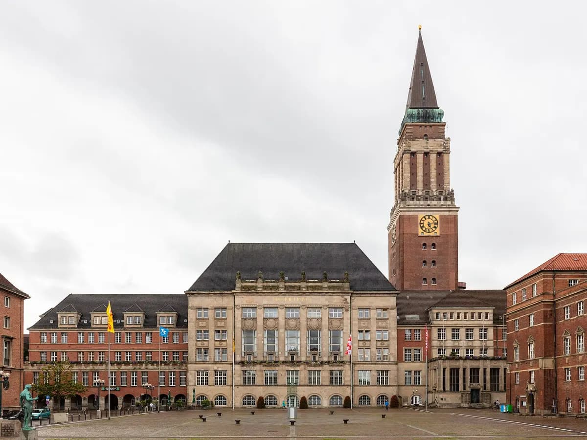 Kiel: ein Backsteinrathaus mit hohem Turm an der Förde