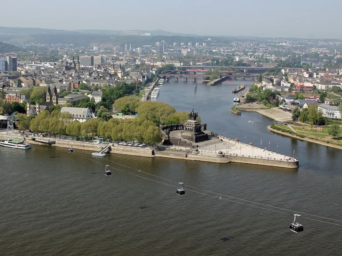 Koblenz: ein Reiterstandbild auf hohem Sockel an der Mündung von Mosel und Rhein