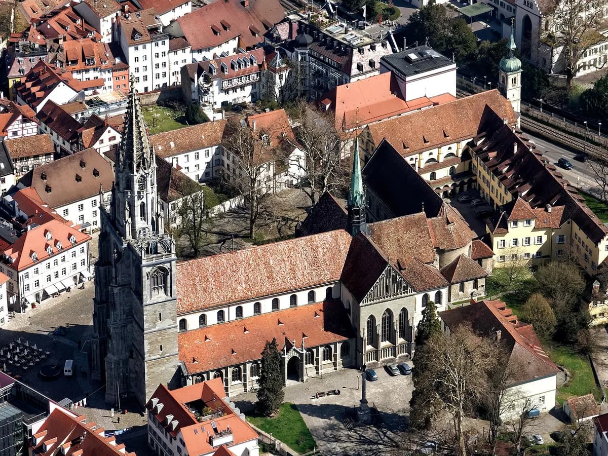 Konstanz: ein Münster mit hohem Turm über der Altstadt am Bodensee